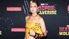 Gigi Hadid zeigte sich vor wenigen Wochen in einem senfgelben Outfit bei der Premiere von „Deadpool & Wolverine“. (Bild: APA/Getty Images via AFP/GETTY IMAGES/Dimitrios Kambouris)