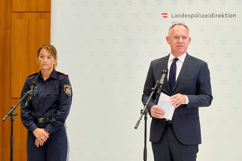 Xenia Zauner, Leiterin der Einsatzabteilung der Wiener Polizei und Innenminister Gerhard Karner (ÖVP) blicken auf das vergangene Veranstaltungswochenende zufrieden zurück (Bild: BMI/Karl Schober)