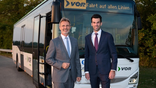 FPÖ-Verkehrslandesrat Udo Landbauer (rechts) holte den VOR-Boss Wolfgang Schroll schon im März zur NÖVOG. (Bild: NLK Pfeiffer)