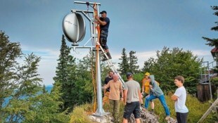 Unter großen Mühen errichteten die Idealisten des „Gebirgsvereins“ jetzt am Eisenstein ein starkes Windrad (Bild: Alpenverein – Gebirgsverein)