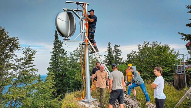 Unter großen Mühen errichteten die Idealisten des „Gebirgsvereins“ jetzt am Eisenstein ein starkes Windrad (Bild: Alpenverein – Gebirgsverein)