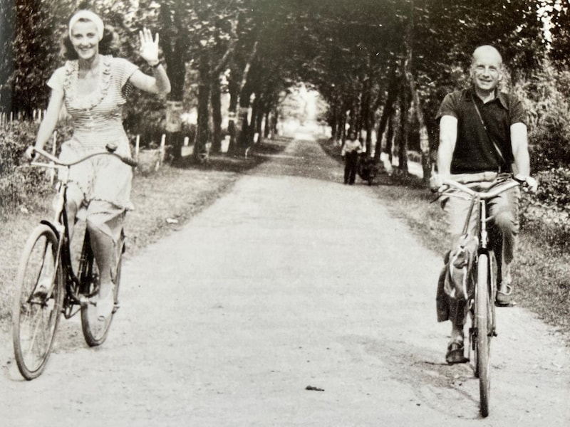 When Hungary's most coveted bachelor married in 1946, he did not choose a noblewoman befitting his station like his predecessors, but instead sent out a bold, progressive signal and opted for the commoner Melinda Ottrubay. Here while cycling on vacation at Lake Balaton. (Bild: Reinhard Judt)