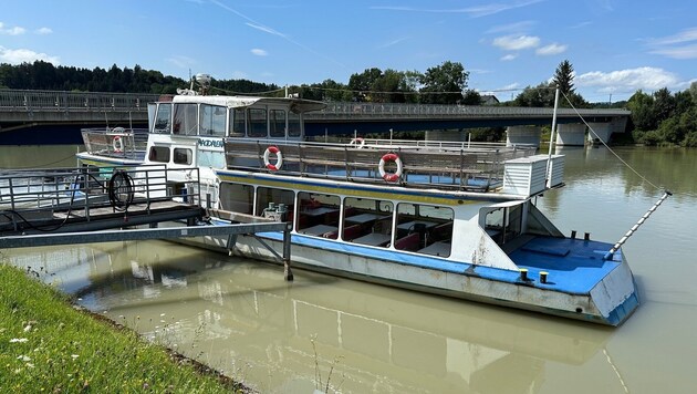 Direkt neben der Draubrücke rottet das Schiff vor sich hin. (Bild: Mößlacher Hannes)