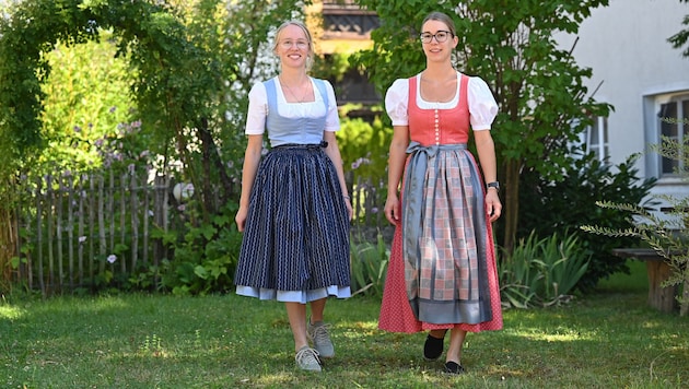 Christina in a blue "classic" bodice dirndl and Lisa with a hand-painted pure silk apron from Bad Aussee. (Bild: Spitzbart Wolfgang/Wolfgang Spitzbart)