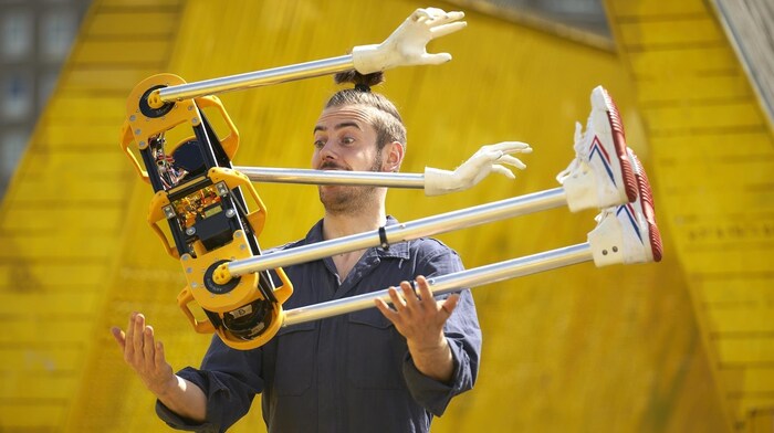 Daniel Simu gastiert mit einem Roboter-Akrobaten bei der Ars Electronica