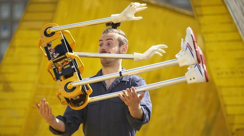 Daniel Simu gastiert mit einem Roboter-Akrobaten bei der Ars Electronica (Bild: Jona Harnischmacher)