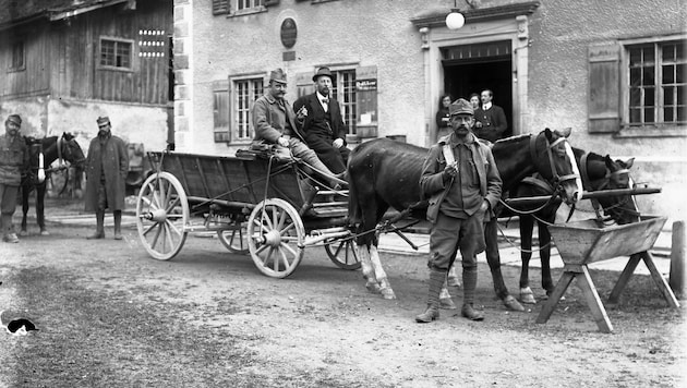 Pferdegespanne vor dem Gasthaus Post. (Bild: Museumsverein Klostertal)