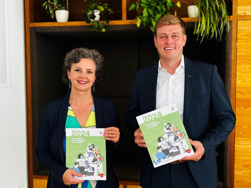 60 experts from the province have been working on this: Provincial Councillor Kaineder and Environmental Director Daniela König have now presented the new report. (Bild: Krone KREATIV/Land OÖ)