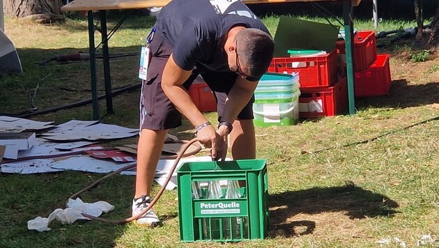 The employee refills. (Bild: zVg)
