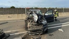 Ein Pick-up und ein Pkw stießen aus ungeklärter Ursache seitlich frontal zusammen.  (Bild: Freiwillige Feuerwehr Seitzersdorf Wolfpassing)