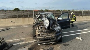 Ein Pick-up und ein Pkw stießen aus ungeklärter Ursache seitlich frontal zusammen. 