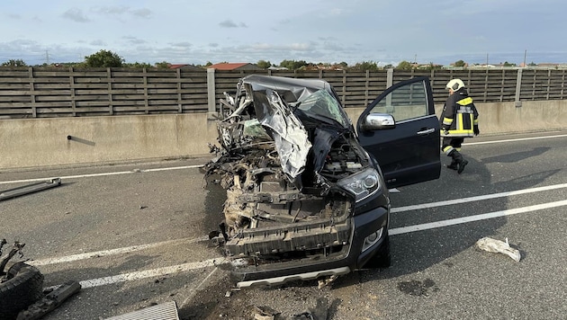 A pick-up and a car collided head-on from the side for unknown reasons. (Bild: Freiwillige Feuerwehr Seitzersdorf Wolfpassing)