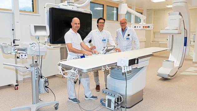 St. Johann primary physician Peter Rainer (center) with colleagues in the examination room for heart patients. (Bild: Claudia Egger)