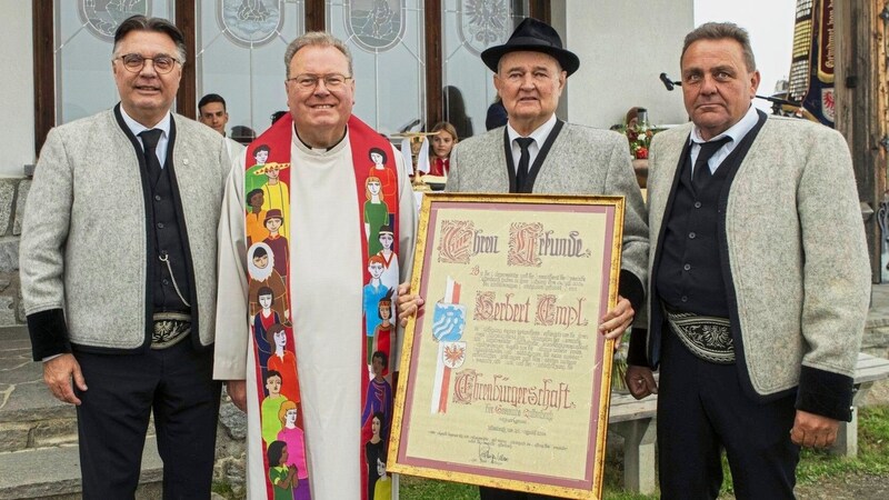 Pfarrer Erwin Gerst und Ehrenbürger Herbert Empl flankiert von Bürgermeister Klaus Gasteiger (li.) und Vize Martin Luxner. (Bild: Roland Muehlanger)