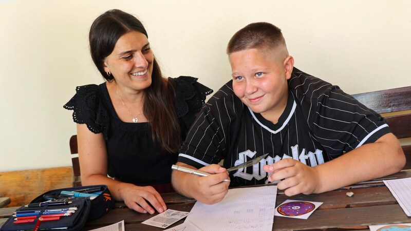 Teacher Anika Tscherne with pupil Lukas (Bild: Jauschowetz Christian/Christian Jauschowetz)