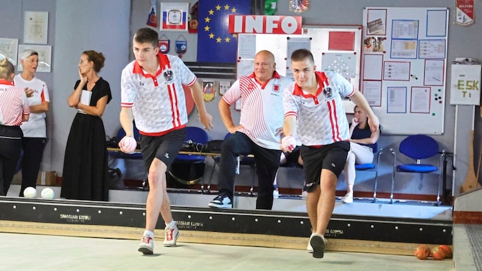 Simon (left) and David Gadner have been practicing hard. Grandpa Andrä enjoys watching.