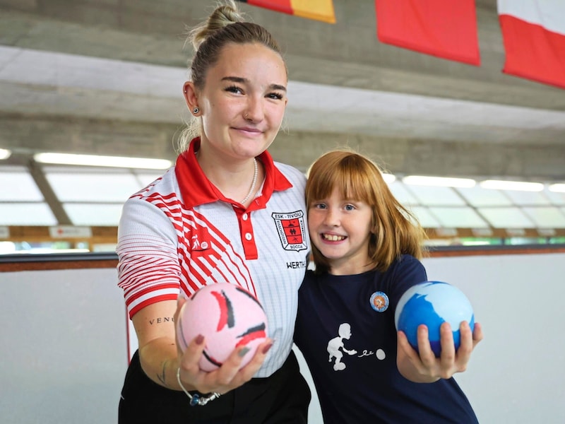 Lidonya eifert ihrer großen Schwester Evi nach. (Bild: Johanna Birbaumer)