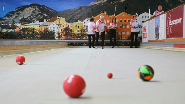 The balls are sent on their way in front of a poster of Innsbruck. (Bild: Johanna Birbaumer)