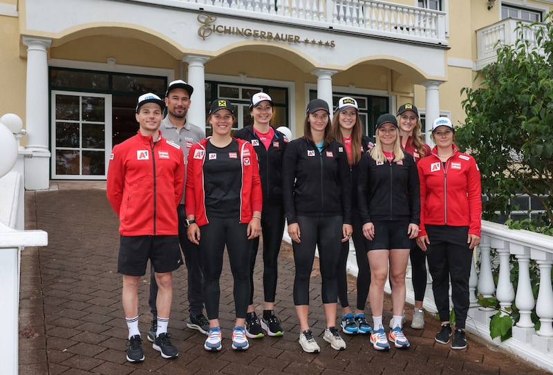 Michelle Niederwieser (center) and Nina Ortlieb (2nd from right) are missing from the New Zealand camp. (Bild: GEPA pictures)