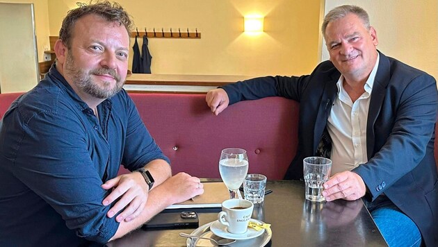 Principal Christian Klar (right) in an interview with "Krone" editor Philipp Stewart (Bild: krone.tv)