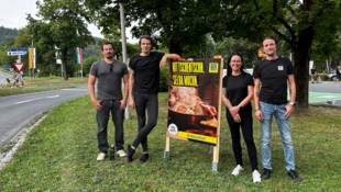 Haben das Kärntner Plakat enthüllt: Bierpartei-Chef Dominik Wlazny (2. v.l.) mit den Kandidaten ...