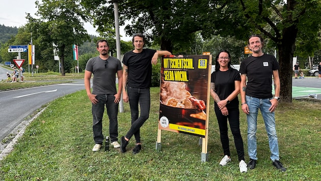 Unveiled the Carinthian poster: Beer Party leader Dominik Wlazny (2nd from left) with candidates Rainer Haiden (Vienna) and Katharina and Christoph Haring (Styria). (Bild: Steiner Clara Milena)