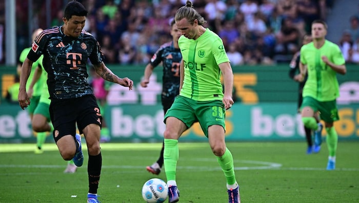 Kim Min-Jae im Duell mit Patrick Wimmer.