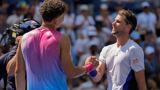 Ben Shelton bids farewell to Dominic Thiem. (Bild: Copyright 2024 The Associated Press. All rights reserved.)