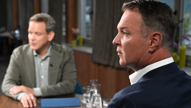 ORF presenter Martin Thür and SPÖ party chairman Andreas Babler during the ORF "Summer Talks" program in Traunkirchen am Traunsee. (Bild: APA/BARBARA GINDL)