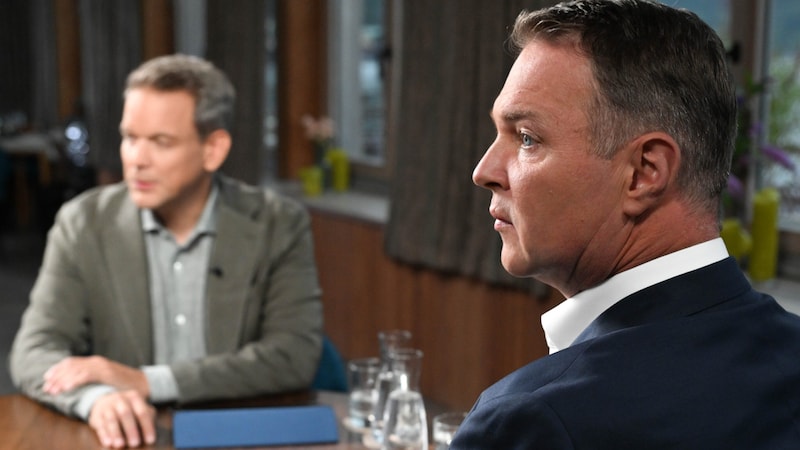 ORF presenter Martin Thür and SPÖ party chairman Andreas Babler during the ORF "Summer Talks" program in Traunkirchen am Traunsee. (Bild: APA/BARBARA GINDL)