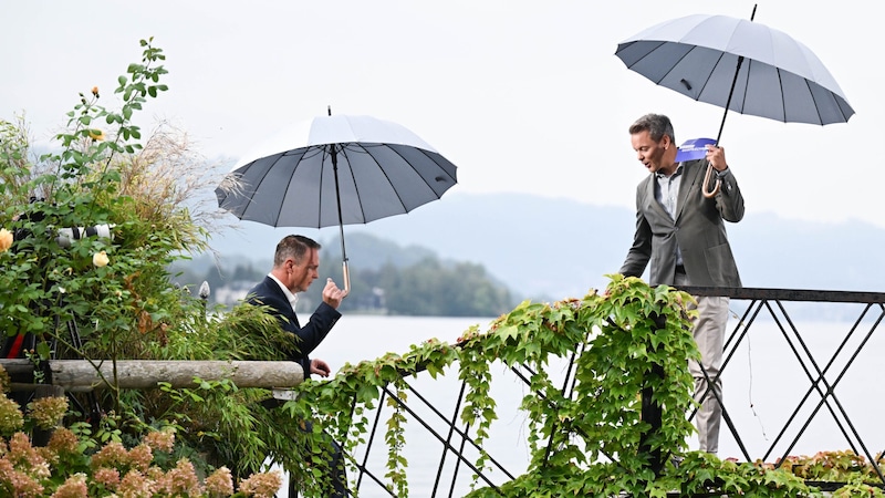 The interview had to be moved indoors due to rain. (Bild: APA/BARBARA GINDL)