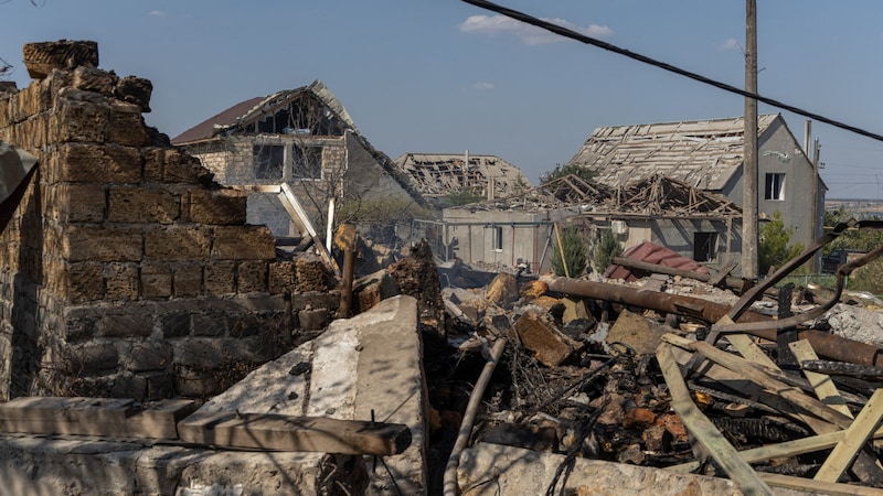 A house destroyed after Russian air strikes in the Odessa region. (Bild: APA/AFP)