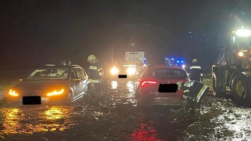 Die Autofahrer mussten von der Feuerwehr befreit werden. (Bild: Feuerwehr Vordernberg)