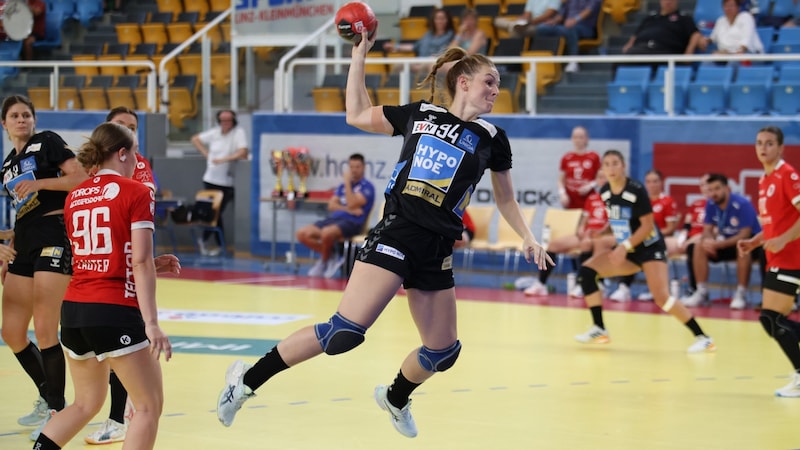 Even before the WHA kicked off, Hypo (Jovana Stojanovic on the ball) won the Supercup against Atzgersdorf. (Bild: Wolfgang Pichler)