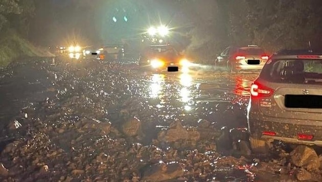 Seven cars were caught in the mudslide on the Eisenstraße. (Bild: Feuerwehr Vordernberg)