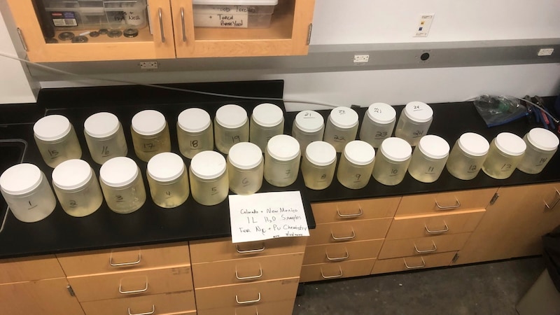 Water samples from Acid Canyon that were analyzed for the study (Bild: APA/AP/Michael Ketterer)