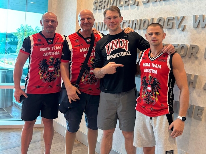 MMA legend Forrest Griffin knows where to go. He keeps his fingers crossed for Grad and his coaching team of Michi Ettl and Predrag Krsikapa (from left).