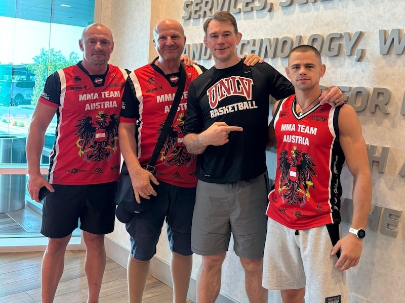 MMA legend Forrest Griffin knows where to go. He keeps his fingers crossed for Grad and his coaching team of Michi Ettl and Predrag Krsikapa (from left). (Bild: Ettl Bros)