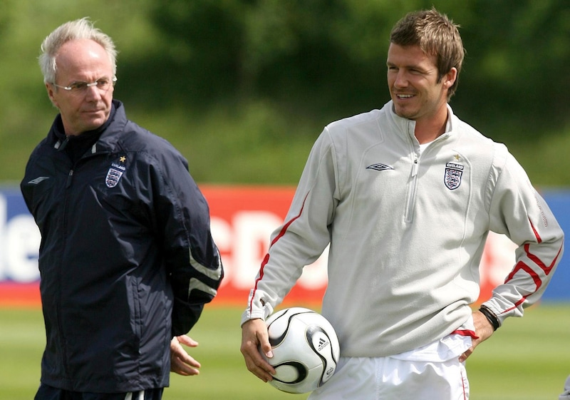 Sven-Göran Eriksson (left) and David Beckham (Bild: AP/Martin Rickett)