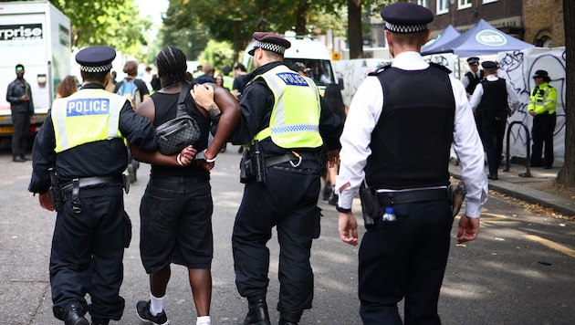 According to British media, around one million visitors were expected over the extended weekend. Among them was a criminal wanted for attempted murder, who was discovered in the crowd and arrested. (Bild: AFP)