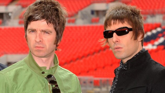 The Gallagher brothers will be back on stage together next year. Oasis confirmed the comeback on Tuesday! (Bild: picturedesk.com/Zak Hussein / PA )