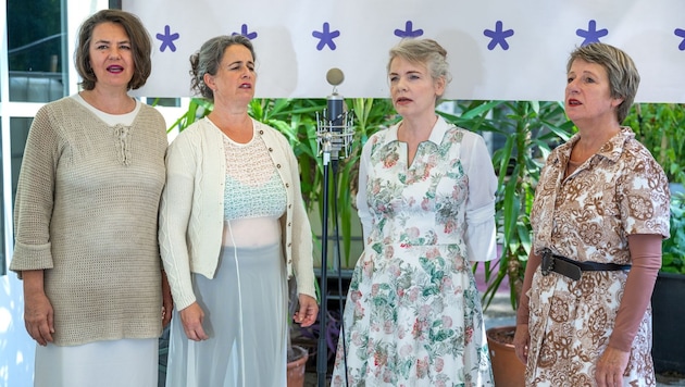 Gabriela Hiti, Juliette Eröd, Martina Zinner und Monika Klengel (v. li.) erkunden die Vergangenheit im Ausseerland (Bild: Johannes Gellner)