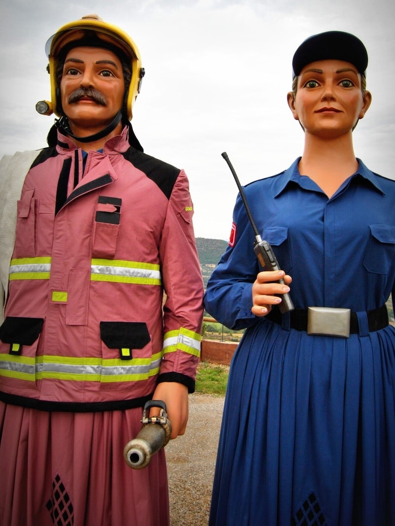 The "Geganters i Grallers" from Catalonia embody useful professions - in this case the fire department (Bild: Murauer Bürgergarde)