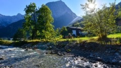 Es zeigt sich, dass tendenziell in höher liegenden, steilen und von großen Höhendifferenzen geprägten Gebieten, die über ein großes Wasser-Speichervolumen verfügen, mehr altes Wasser zu finden ist. Im Foto: Fluss im Brandnertal (Bild: Ilhan Balta - stock.adobe.com)