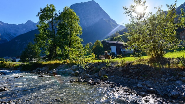 Es zeigt sich, dass tendenziell in höher liegenden, steilen und von großen Höhendifferenzen geprägten Gebieten, die über ein großes Wasser-Speichervolumen verfügen, mehr altes Wasser zu finden ist. Im Foto: Fluss im Brandnertal (Bild: Ilhan Balta - stock.adobe.com)