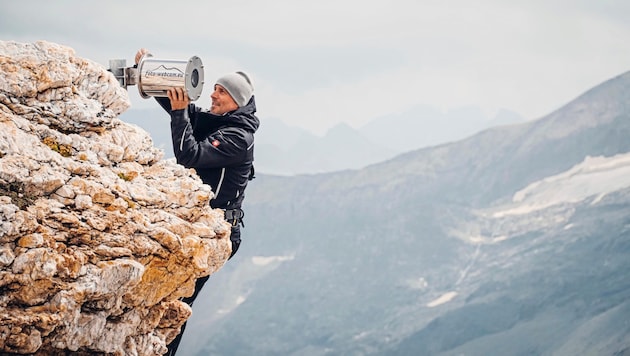 Gerhard Keuschnig mounts the photo webcam at an altitude of around 3000 meters. (Bild: Wallner Hannes)