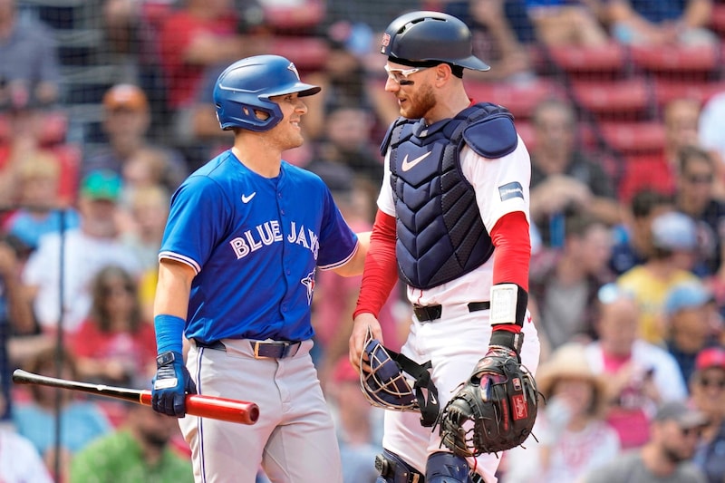 Jansen and former colleague Daulton Varsho (left) found the situation amusing. (Bild: AP ( via APA) Austria Presse Agentur/Copyright 2024 The Associated Press. All rights reserved)