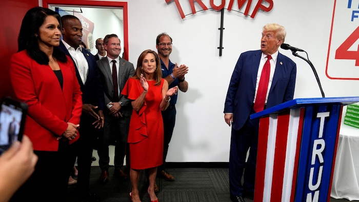 Kongress-Abgeordnete Tulsi Gabbard (l.) mit Donald Trump (rechts)