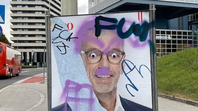 Just one of the graffitied election posters in the city of Linz. (Bild: FPÖ Linz)