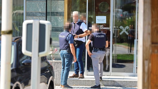 Investigators at the scene of the crime on Tuesday. (Bild: Johanna Birbaumer/Krone KREATIV)